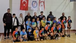 Badminton 11 Yaş Altı mücadelesi