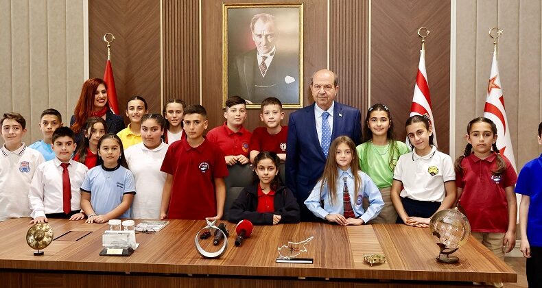 Cumhurbaşkanı Tatar, görevini 9 Eylül İlkokulu öğrencisi Melin Kunt’a devretti