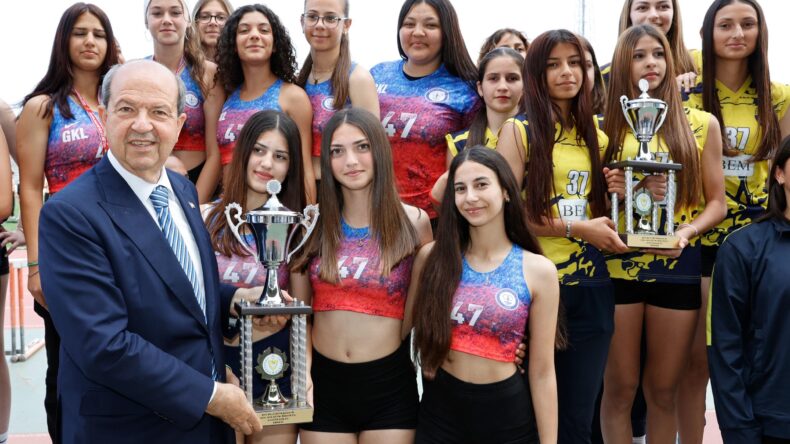 Cumhurbaşkanı Tatar, Liseli Gençler Atletizm Finalleri’nde kupa takdimi yaptı