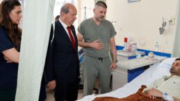 Cumhurbaşkanı Tatar, ölümlü trafik kazasındaki yaralıları ziyaret etti