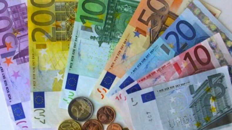 Euro 42.15, sterlin 48.90, dolar 38.10 TL’den işlem görüyor