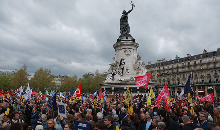 Fransa’da Le Pen hakkındaki kararın ardından hukuk devletine yönelik tehditler protesto edildi