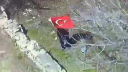 Helikopteri görünce Türk bayrağı açıp, selam verdi