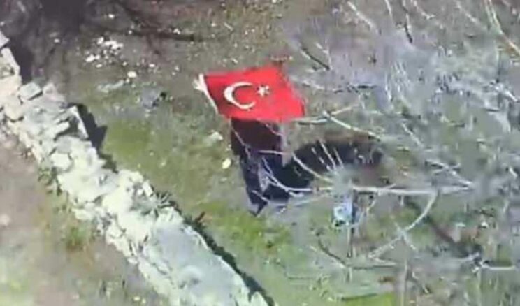 Helikopteri görünce Türk bayrağı açıp, selam verdi