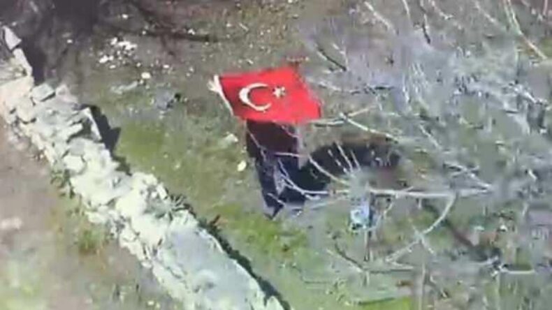 Helikopteri görünce Türk bayrağı açıp, selam verdi