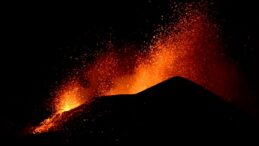 İtalya’da Etna Yanardağı güçlü şekilde kül ve lav püskürttü