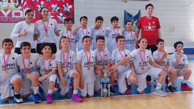 Levent İlkokulu, kızların ardından erkeklerde de şampiyon oldu