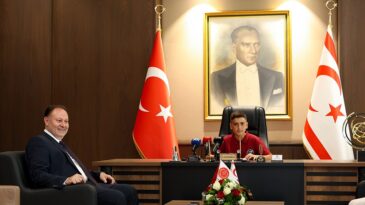 Meclis Başkanı Öztürkler, makamını Dipkarpaz İlkokulu öğrencisi Çınar Güngör’e devretti