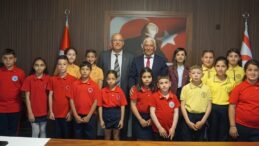 Öğrencilerden oluşan heyet Güzelyurt Belediye Başkanı Mahmut Özçınar’ı ziyaret etti