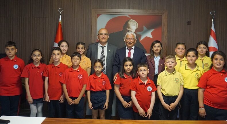 Öğrencilerden oluşan heyet Güzelyurt Belediye Başkanı Mahmut Özçınar’ı ziyaret etti