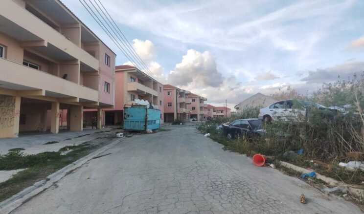 Oroklini’de göçmenlerin kaldığı siteye kanlı saldırı…