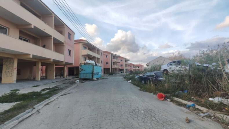 Oroklini’de göçmenlerin kaldığı siteye kanlı saldırı…