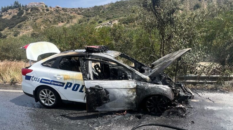 Seyir halindeki polis aracı yandı