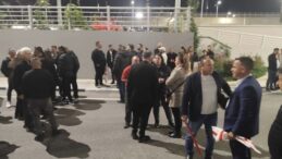 UBP üyeleri Ercan Havalimanı’nda  Başbakan  Üstel’i karşılamak için bekliyor
