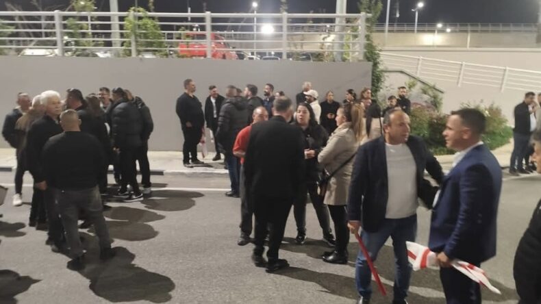 UBP üyeleri Ercan Havalimanı’nda Başbakan Üstel’i karşılamak için bekliyor
