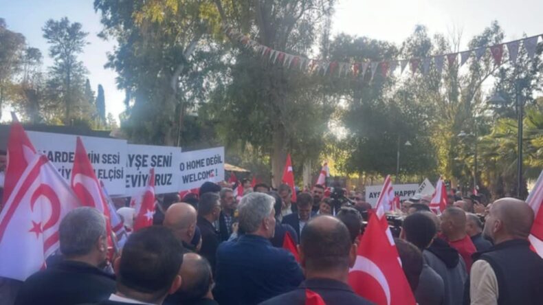 YDP Lefkoşa İlçe Teşkilatı Büyükelçilik önünde eylem yapıyor