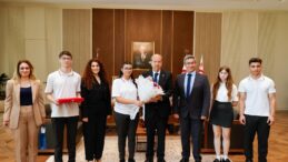 19 Mayıs Gençlik ve Spor Bayramı… Cumhurbaşkanı Tatar, öğrencileri kabul etti