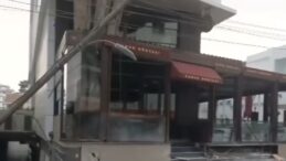 Alkollü sürücü işyeri camına ve elektrik direğine çarpt