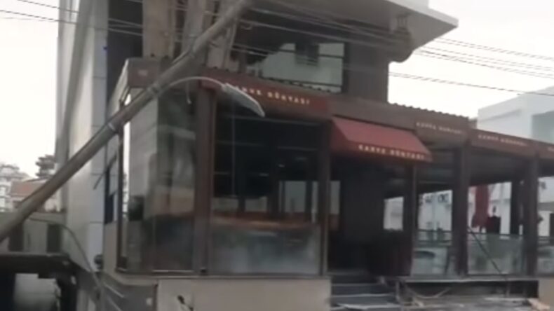Alkollü sürücü işyeri camına ve elektrik direğine çarpt