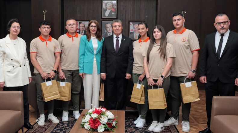 Başbakan Üstel, Esin Leman Lisesi öğretmen ve öğrencilerini kabul etti