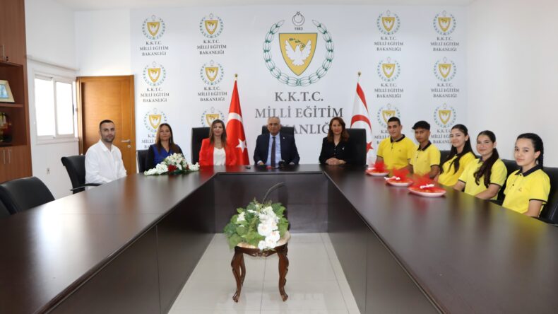 Çavuşoğlu, Haydarpaşa Ticaret Lisesi heyetini kabul etti
