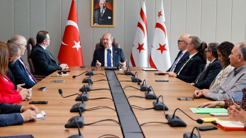 Cumhurbaşkanı Tatar, Kıbrıs Türk Ticaret Odası Başkanı Deniz ve heyetini kabul etti