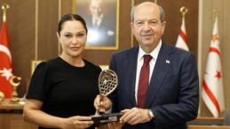 Cumhurbaşkanı Tatar, sanatçı Hülya Avşar’ı kabul etti