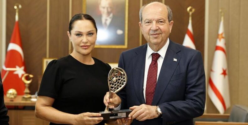Cumhurbaşkanı Tatar, sanatçı Hülya Avşar’ı kabul etti