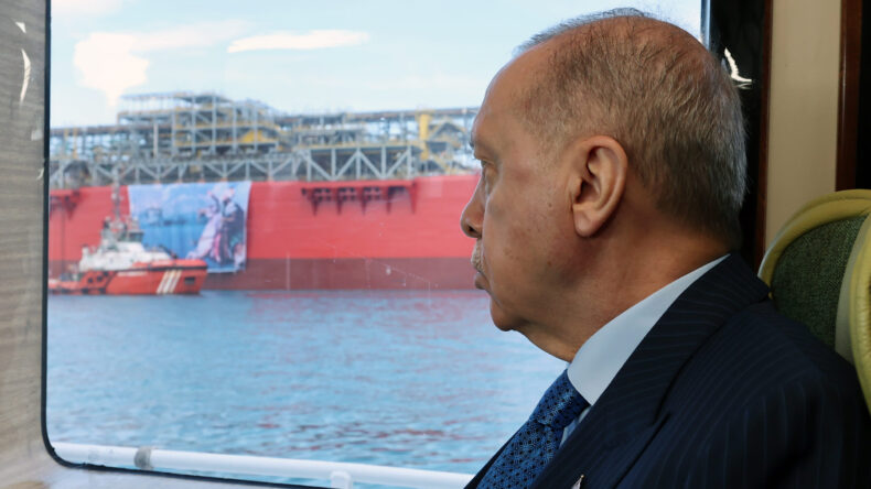 Erdoğan, Türkiye’nin ilk yüzer gaz üretim platformunu Karadeniz’e uğurladı