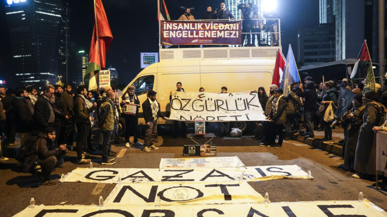Gazze’ye yardım için yola çıkan gemiye saldırı İstanbul’da protesto edildi