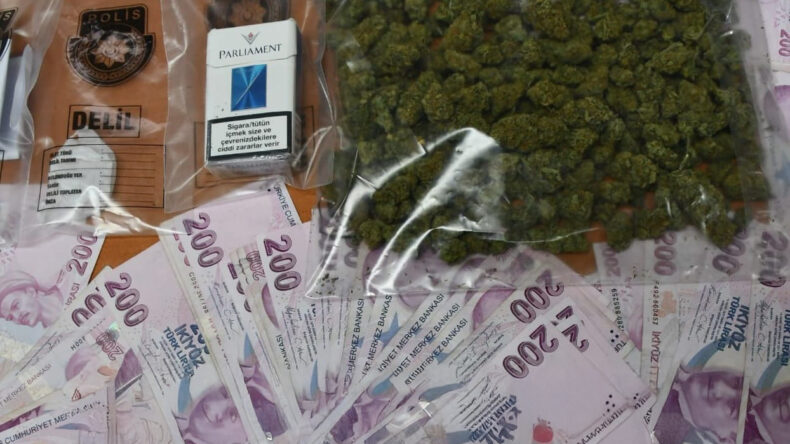 İskele’de araçlarında uyuşturucu ve 28 bin 155 TL nakit para bulunan dört kişi tutuklandı