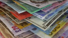 Sterlin 51.45, euro 43.60, dolar 38.75 TL’den işlem görüyor