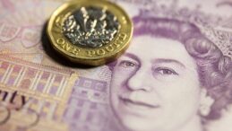 Sterlin 51.75, euro 43.95, dolar 38.75 TL’den işlem görüyor