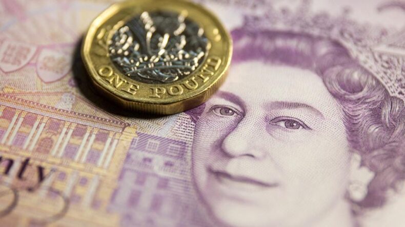 Sterlin 51.75, euro 43.95, dolar 38.75 TL’den işlem görüyor