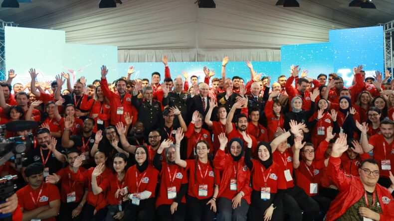 TC Milli Savunma Bakanı Güler, TEKNOFEST KKTC’de gençlerle bir araya geldi