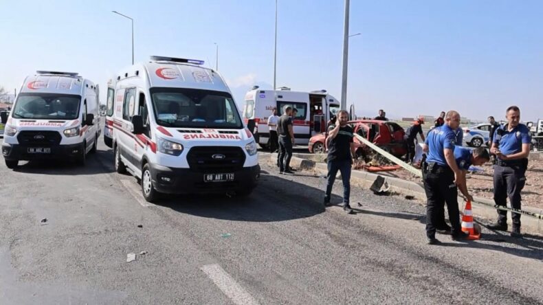Aksaray’da sınava öğrenci götüren iki araç çarpıştı: 1 ölü, 10 yaralı
