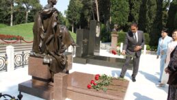 Bakan Gardiyanoğlu, Azerbaycan ve Türk şehitliklerini ziyaret etti