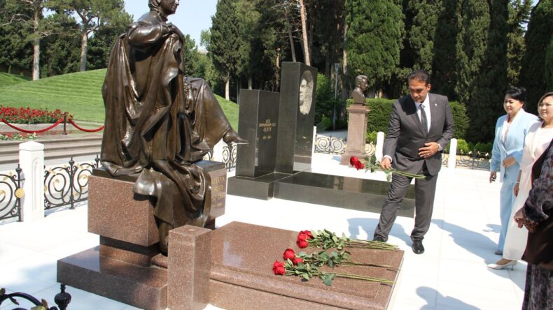 Bakan Gardiyanoğlu, Azerbaycan ve Türk şehitliklerini ziyaret etti