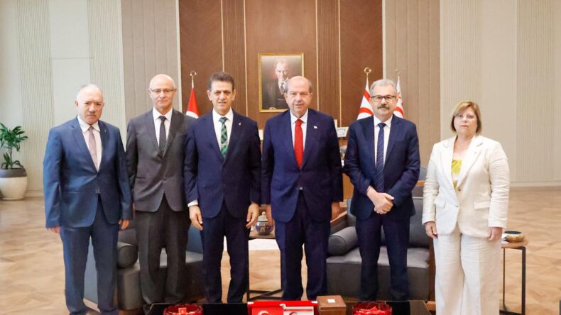 Cumhurbaşkanı Tatar, Kamu Hizmeti Komisyonu Başkanı Köseoğlu ve beraberindeki heyeti kabul etti