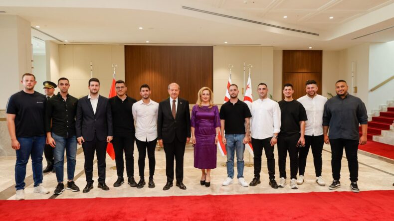 Cumhurbaşkanı Tatar ve eşi halkla bayramlaştı