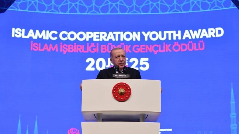 İslam İşbirliği Gençlik Forumu’ndan Cumhurbaşkanı Erdoğan’a Ödül