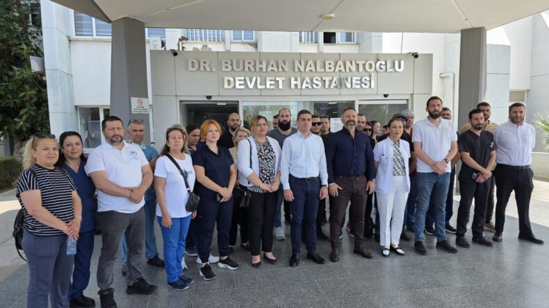 KTHES, Tıp-İş, KTAMS ve KTHEB Dr. Burhan Nalbantoğlu Devlet Hastanesi önünde açıklama yaptı