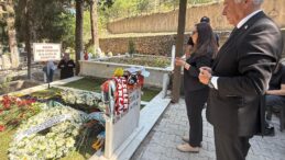 Özçınar, Ferdi Zeyrek’in kabrini ziyaret etti