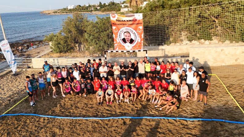 Öztürkler, Tolga Kınacı anısına düzenlenen Plaj Hentbol Turnuvası’nın ödül törenine katıldı