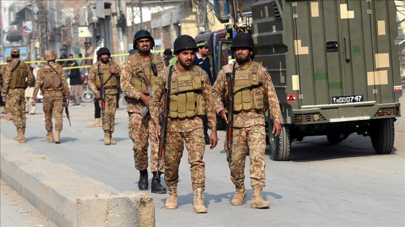 Pakistan’ın Hayber Pahtunhva eyaletinde düzenlenen bombalı saldırıda 13 asker öldü