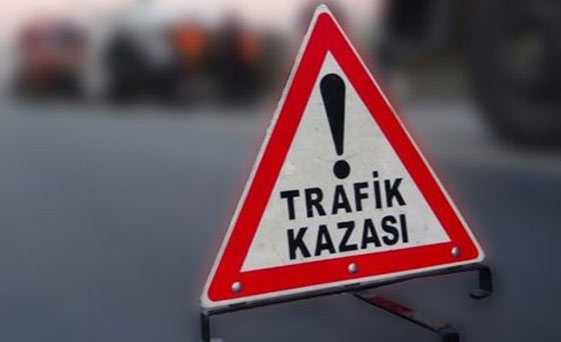 Alkollü sürücü, önce kaldırım taşları ile ağaca, ardından da park halindeki araca çarptı