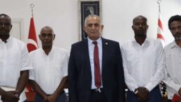 Bakan Çavuşoğlu, Kuzey Kıbrıs Sudan Topluluğu Derneği’ni kabul etti