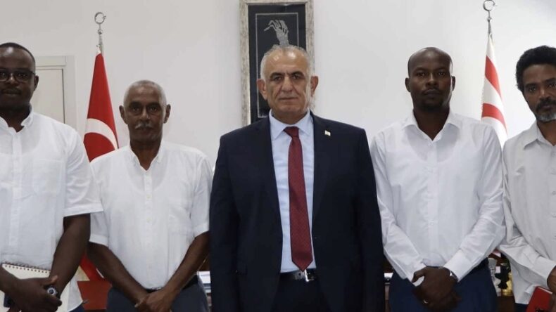 Bakan Çavuşoğlu, Kuzey Kıbrıs Sudan Topluluğu Derneği’ni kabul etti
