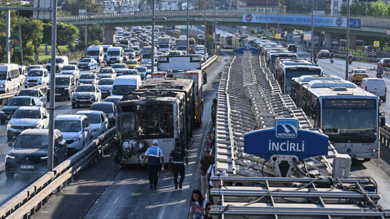 Bakırköy’de metrobüste yangın