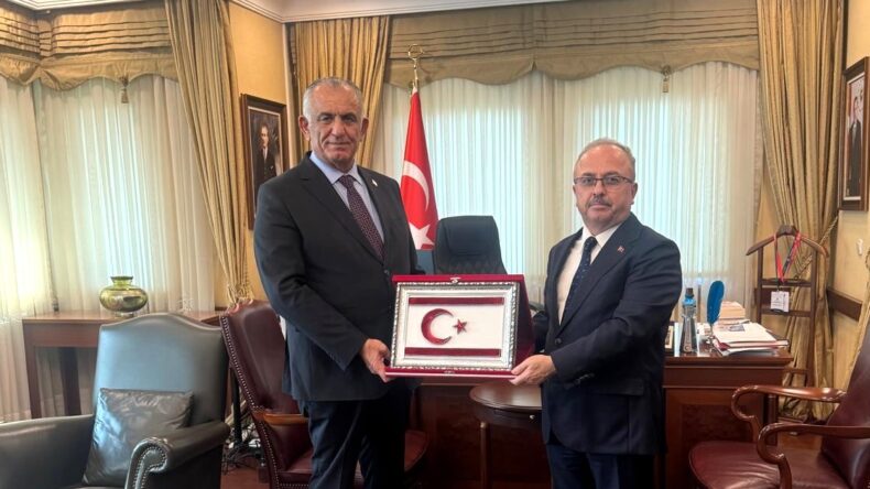 Çavuşoğlu, Türkiye’nin Bakü Büyükelçiliği’ni ziyaret etti